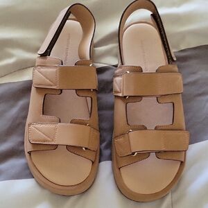 Woman's Tan Sandals
